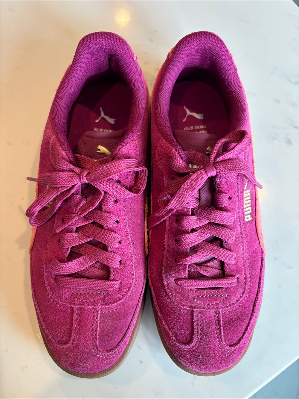 Puma Womenās Suede Sneakers in Vibrant Magenta